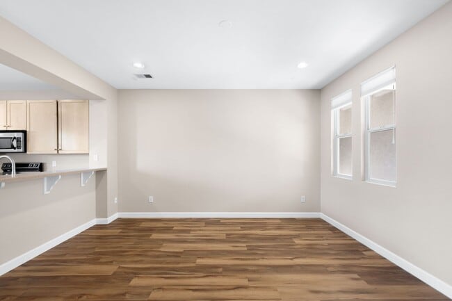 Building Photo - 3BD, 2.5BA Englewood Townhome with 2-Car Garage