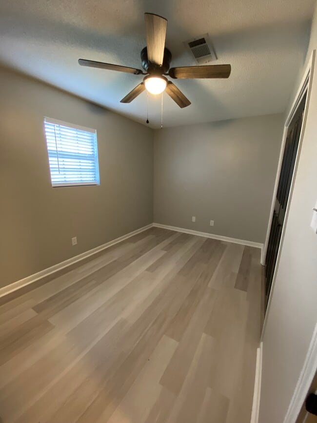 Building Photo - 120 Sis Ln