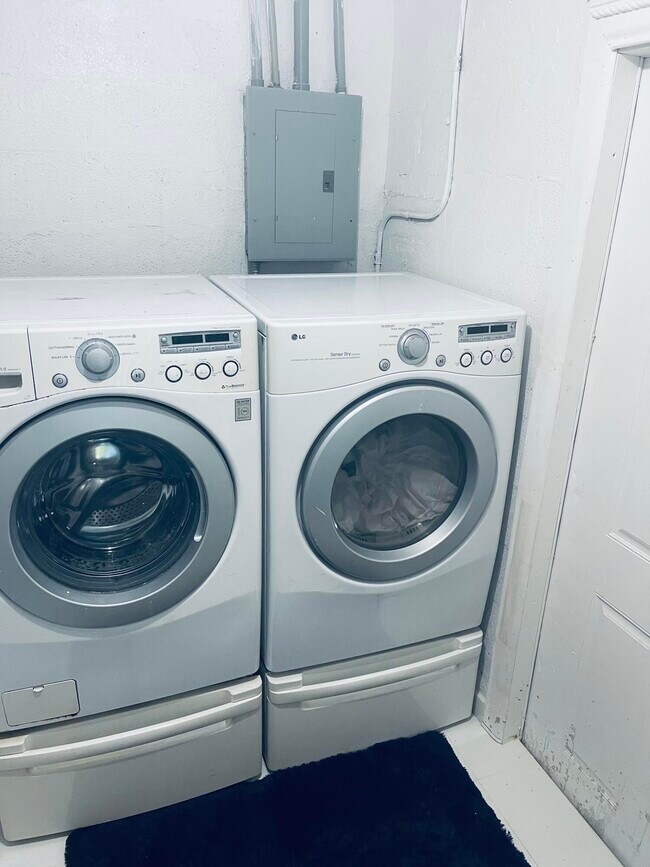 Building Photo - 5537 SW 6th St