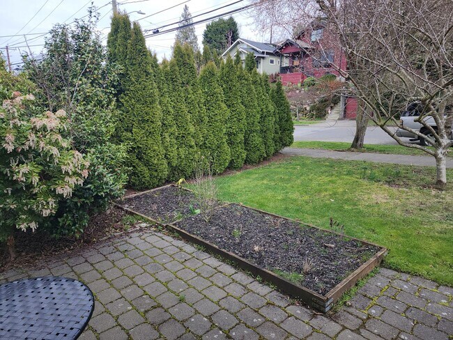Building Photo - Spacious 3BR/3BA in Sought- After Queen Anne Location