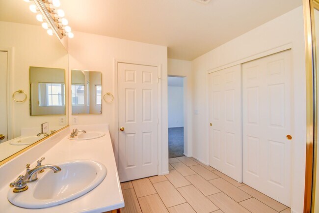Building Photo - 3 Bed Home - Open Floor Design - Community Pool - New Everything Inside