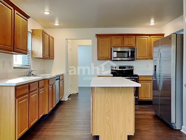 Building Photo - 8400 Woodcreek Dr