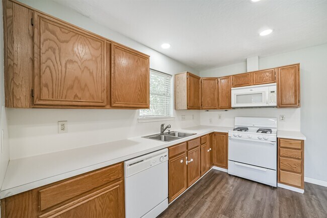 Building Photo - 1021 N Sunset Dr