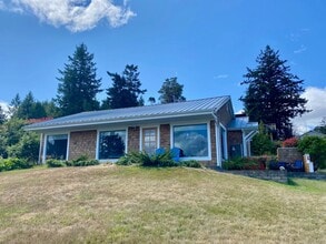 Building Photo - Term Rental in Town with Harbor View