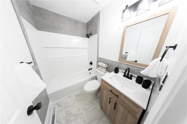 Building Photo - 406 7th St Terrace