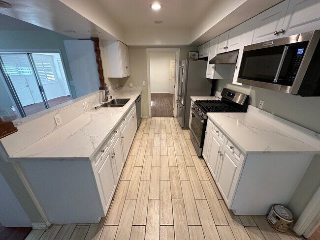 Building Photo - 1705 N Santa Anita Ave