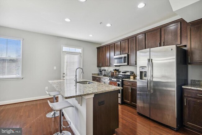 Building Photo - 605 S Cherry Grove Ave