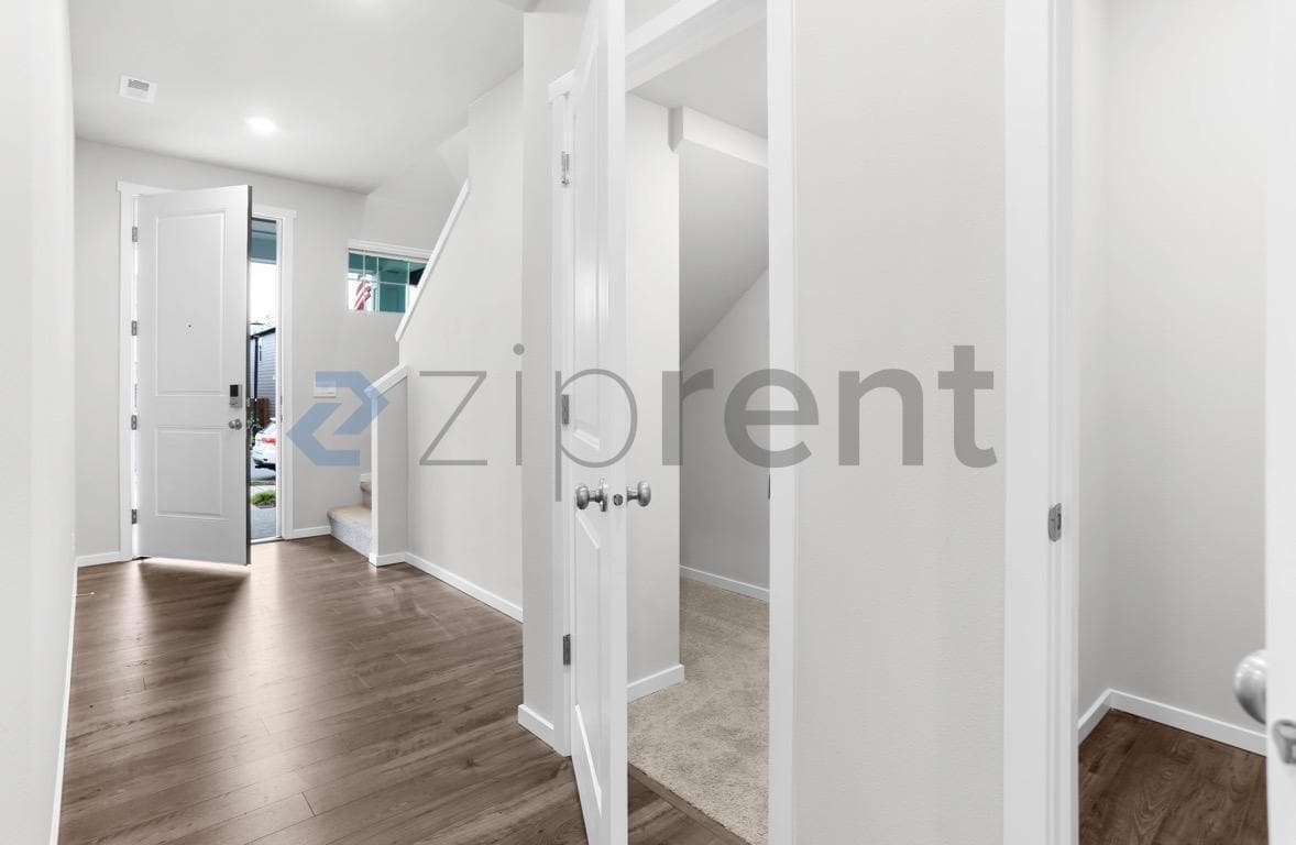 Building Photo - 1421 SW Pendleton Way