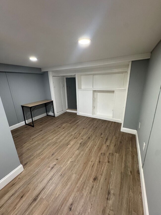 Building Photo - Charming Rowhome with Modern Touches in Ea...