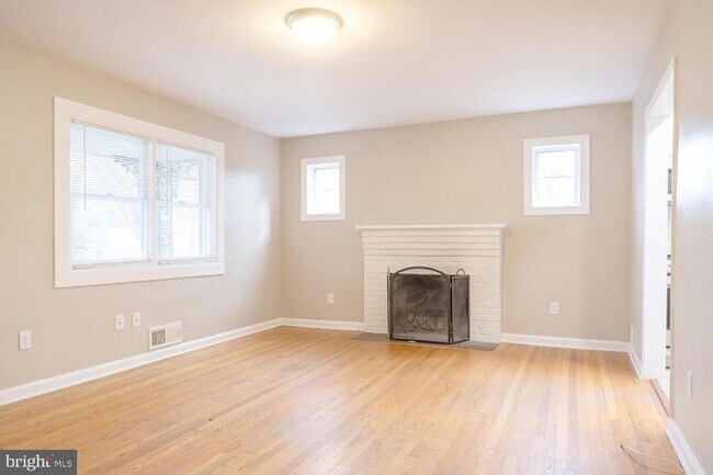 Building Photo - 3903 Fairview Dr