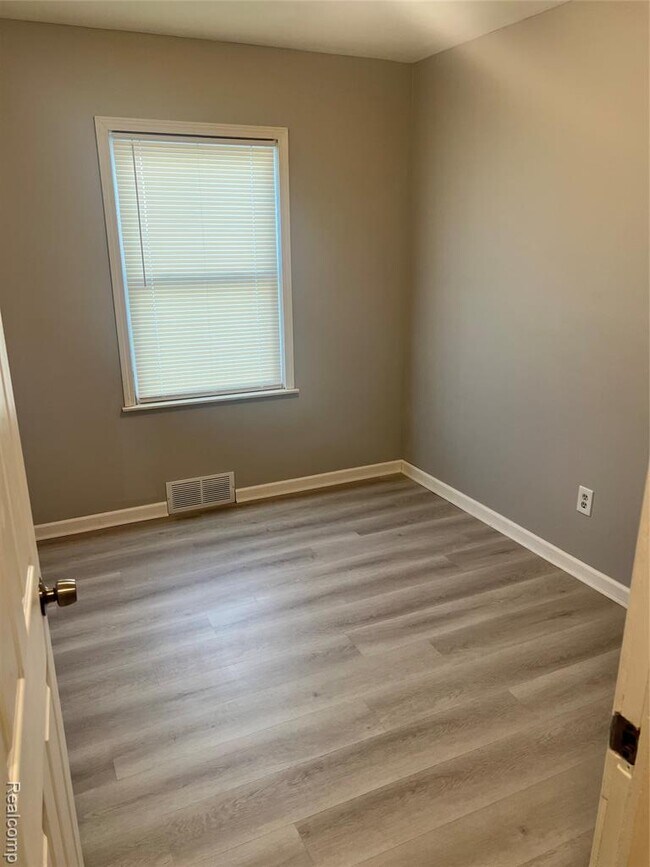 Building Photo - 18558 Woodland St