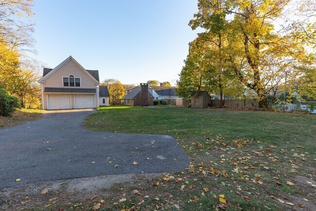 Building Photo - 129 1/2 Summer St