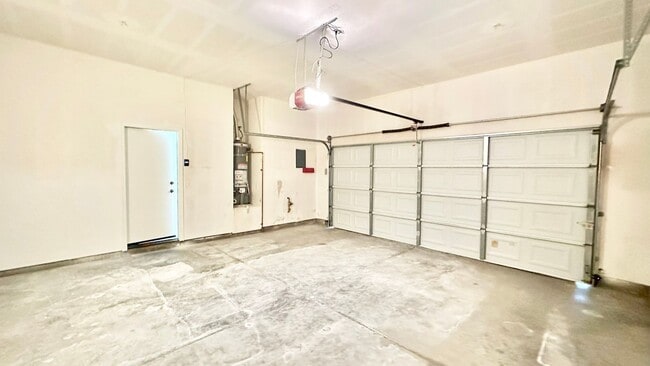 Building Photo - Fantastic Single-Story in the desirable an...