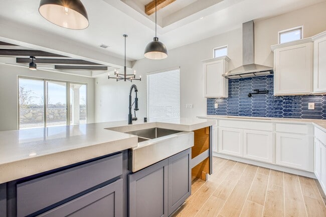 Building Photo - Beautiful East side House 4 bed-2.5 baths, part of The Overlook Casa Club that includes Swimming ...