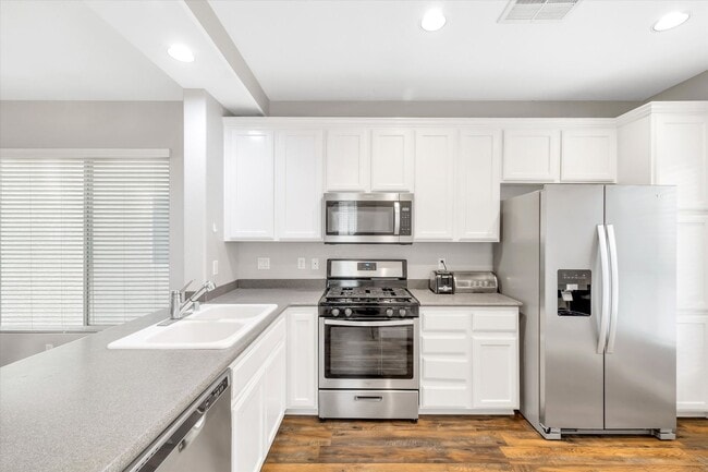Building Photo - Great location 3 bedrooms 2 1/2 bath, community pool, St. Rose pkwy and Spencer