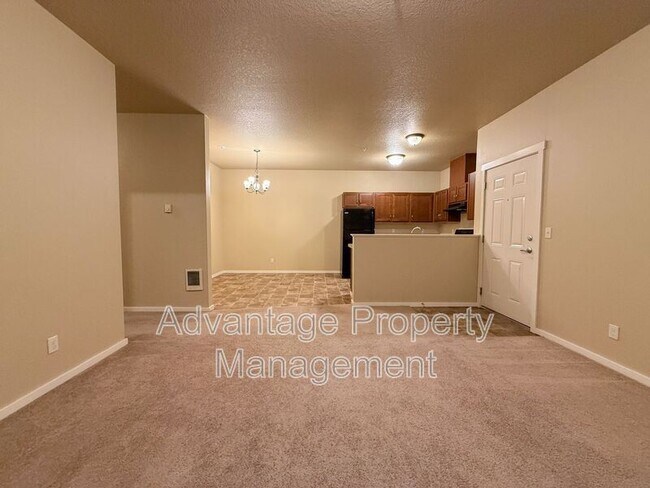 Building Photo - 523 Catron St N