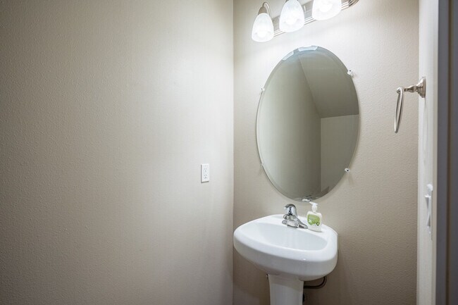 Building Photo - 5 S Kellogg St