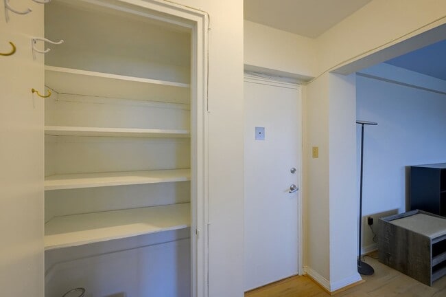 Building Photo - Great 1BR in Cathedral Heights! Fully furnished!