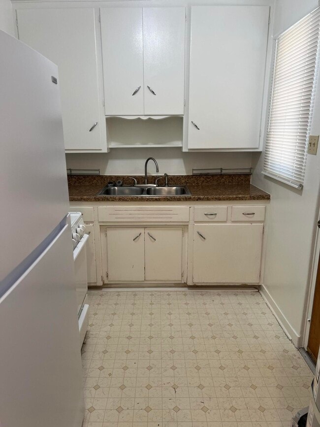 Building Photo - 4121 Mesa Verde Ave NE