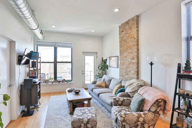 Building Photo - Video Tour- Great 3 Bedroom, 1 Bath Apartment. Located in Wicker Park/Bucktown near the Division ...