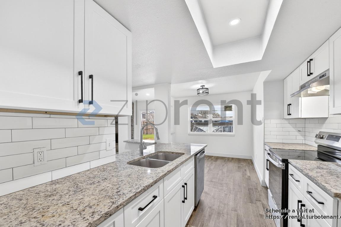 Building Photo - 2505 Clearwood Dr