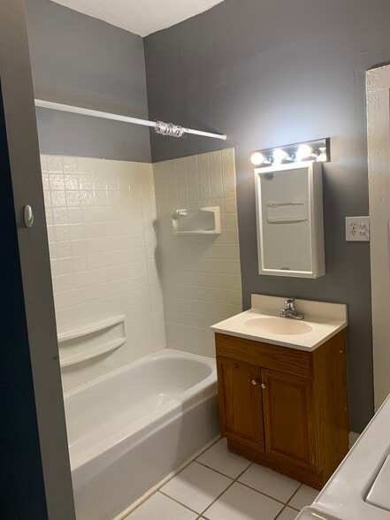 Building Photo - 421 E Anderson St