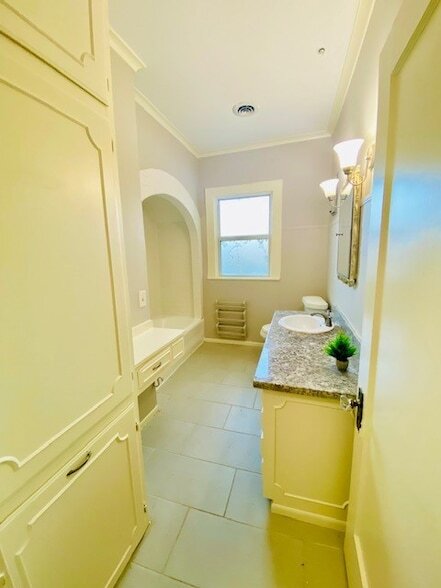 Building Photo - 4625 Bell St