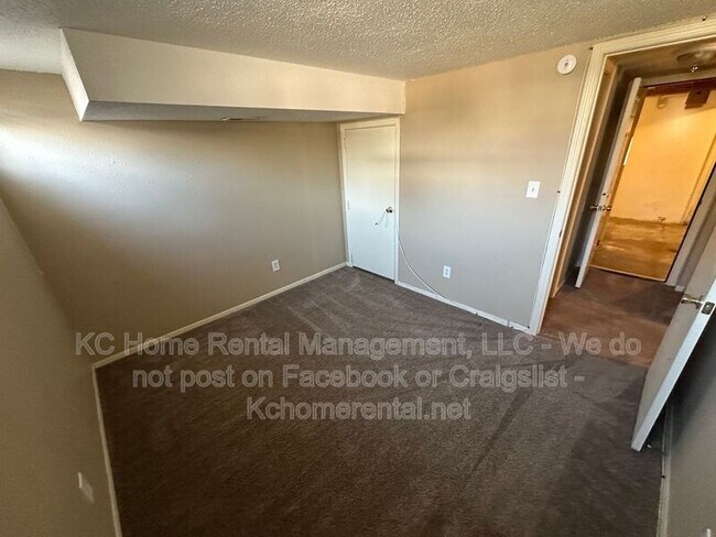 Building Photo - 405 NE Westwind Dr