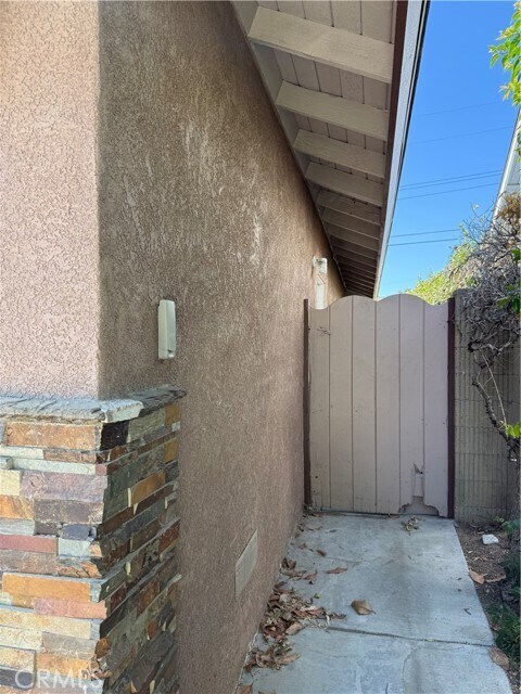 Building Photo - 4561 Mimosa Dr