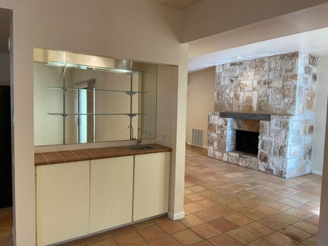 Building Photo - Spacious Riverhill Townhome