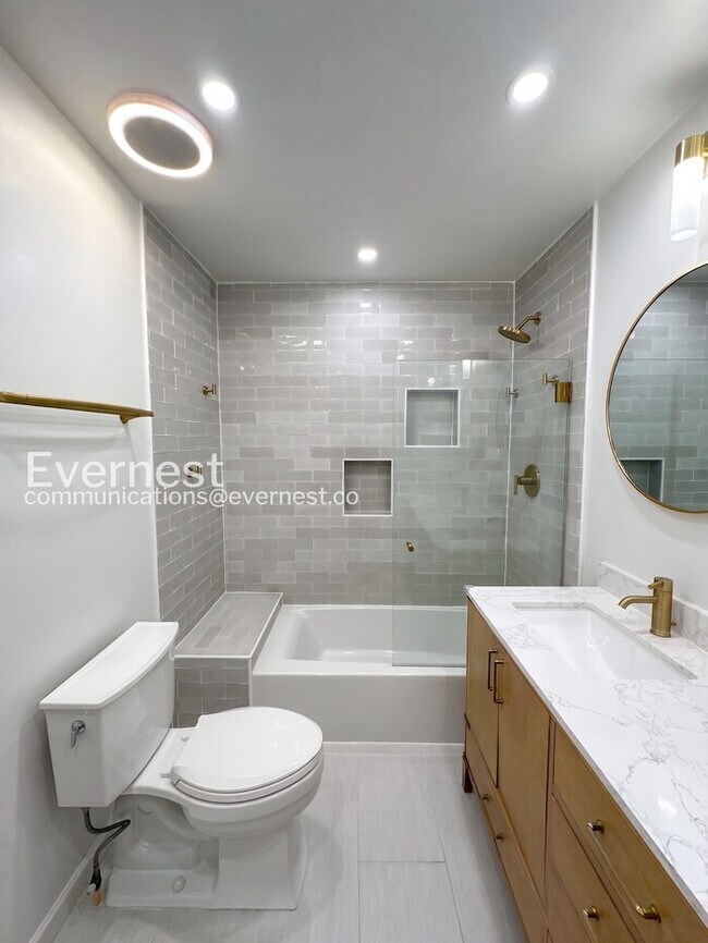 Building Photo - 2 Bed/1.5 Bath Townhome with Garage / Vouchers Accepted / Available Now!