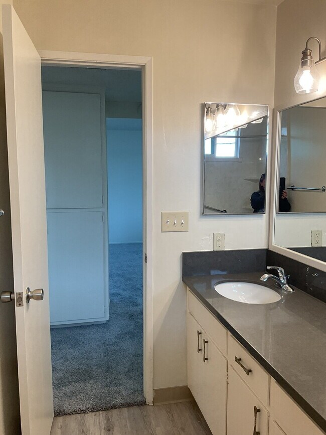 Building Photo - "Charming 2-Bed Oasis in Ventura – Cozy 90...