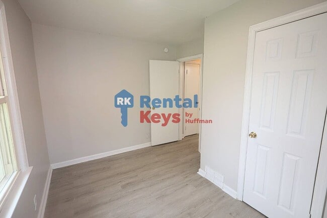 Building Photo - Two Bedroom House | Move in Ready