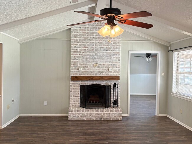 Building Photo - 4 Bed 2 Bath Remodeled Home in Miller Elementary Zone with Solar Panels