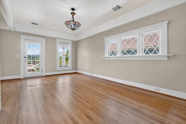 Building Photo - 3 Bedroom with Historical Charm Close to Square