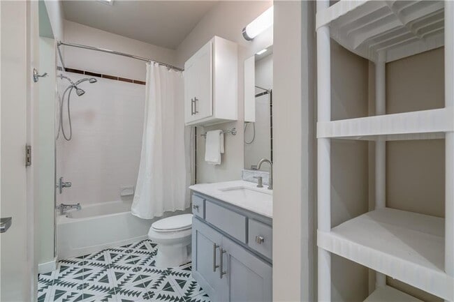 Building Photo - 1 NE 2nd St