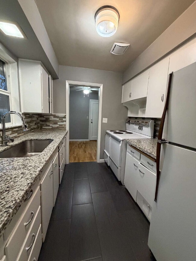 Building Photo - South Burlingame Classic Cottage, Gardners Welcome