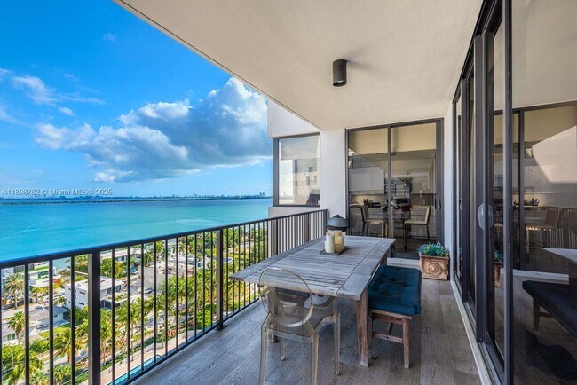 Building Photo - 1000 Venetian Way