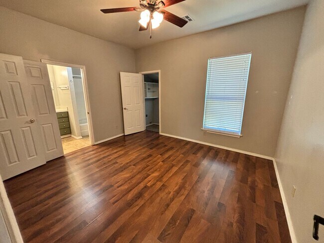 Building Photo - 2 bedroom 1 bathroom house in Downtown Edmond with central heat and air and washer/dryer hookup
