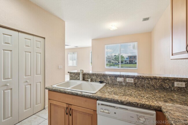 Building Photo - 2584 Stockbridge Square SW