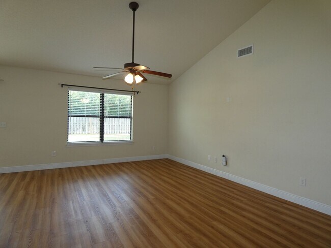 Building Photo - Charming 3-Bedroom Home