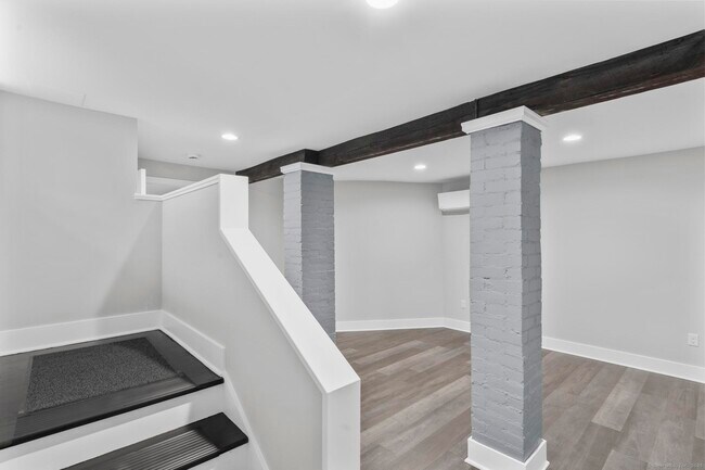 Building Photo - 548 Ferry St