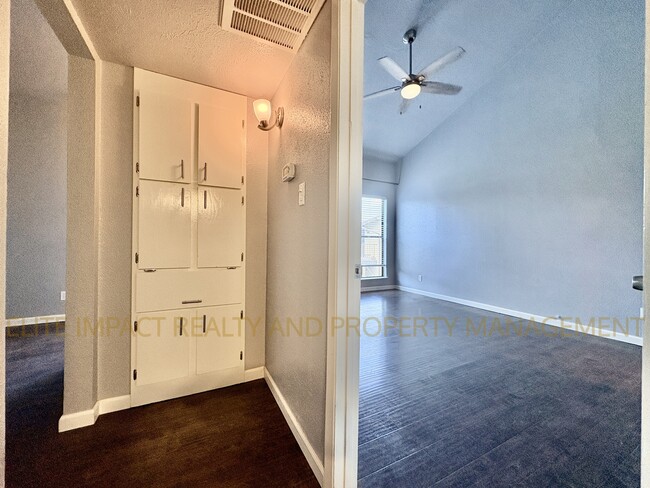 Building Photo - 1620 N Wilmot Rd