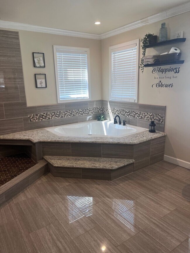 Building Photo - 724 Anna Pl