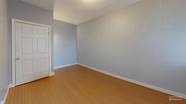 Building Photo - 330 1/2 E St