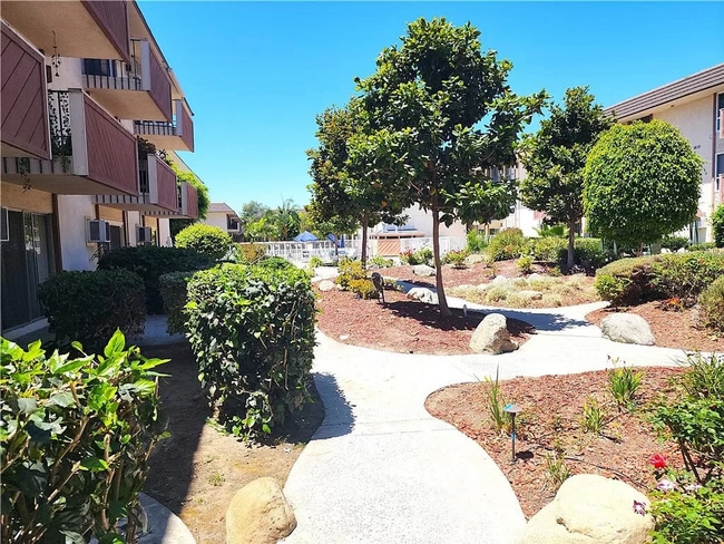 Building Photo - Move-In Ready! Studio Condo! Prime Long Beach Location! 90804