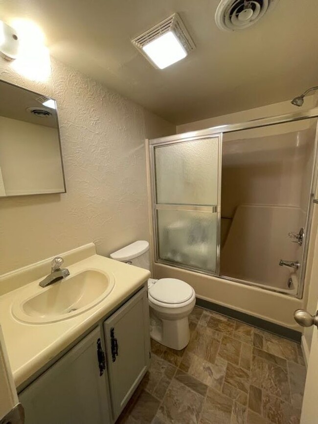 Building Photo - Recently updated Laurel Springs 2 bedroom ...