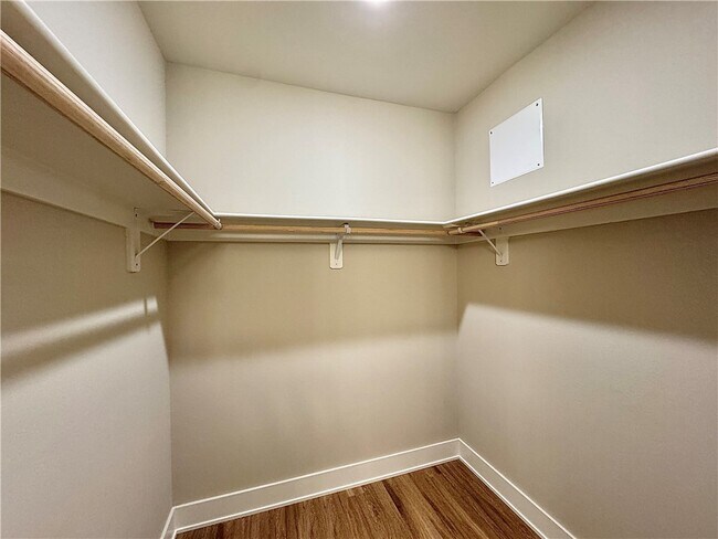 Building Photo - 707 NE Hts Ln