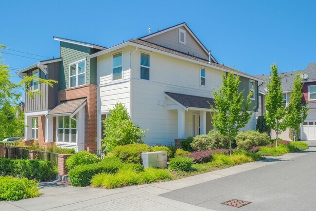 Building Photo - Spacious Brick and Wood Home in Issaquah