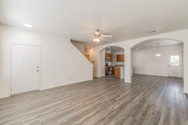 Building Photo - Newly Remolded in Lakewood-walking distance to the lake